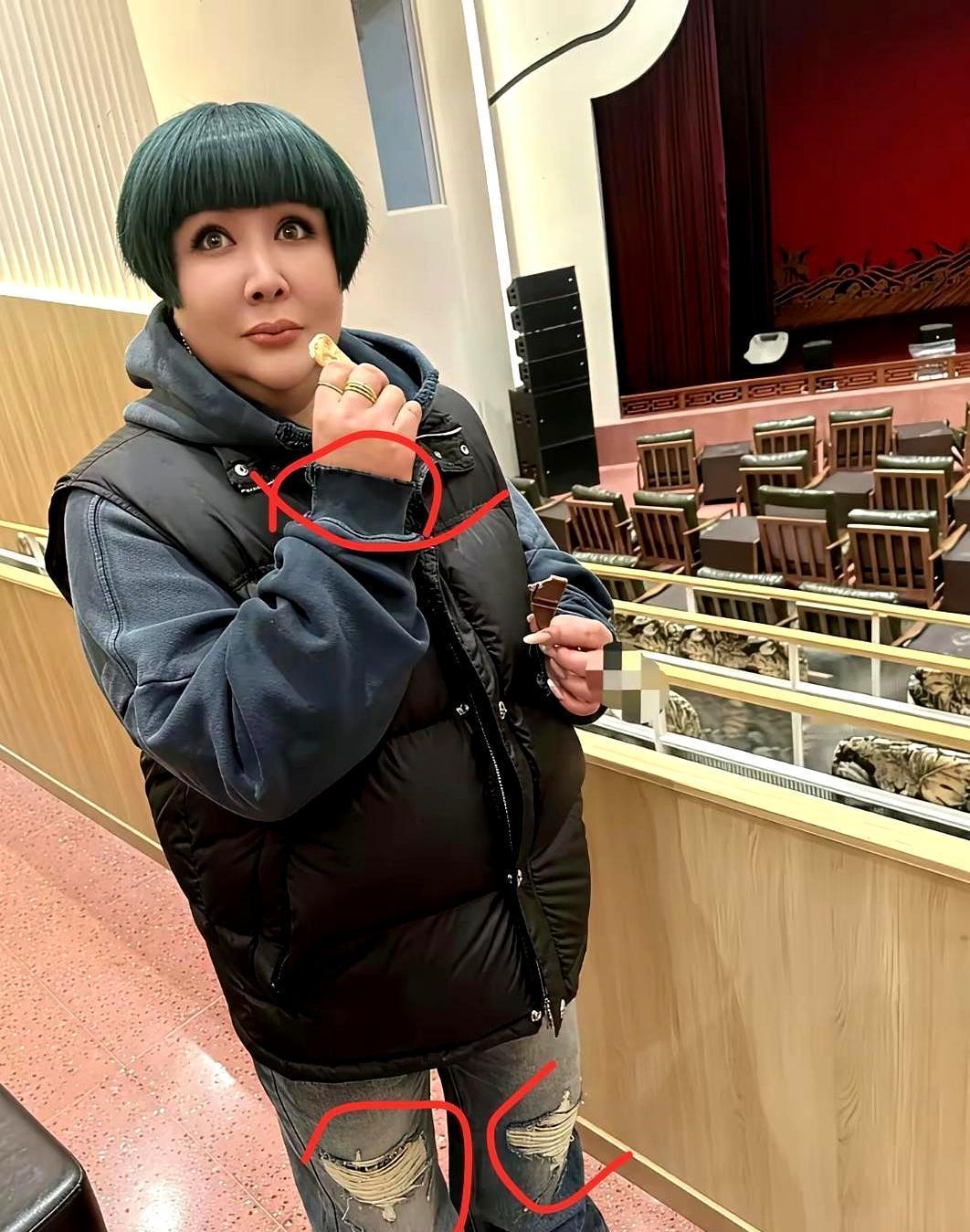 破洞袖子，管着千亿相声帝国！王惠这“真豪门”做派，打了多少伪精致的脸！郭德纲