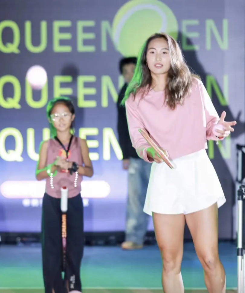 亚洲三姐！这不该是郑钦文该有的位置。随着郑钦文的积分被扣除世界排名来到24位，从