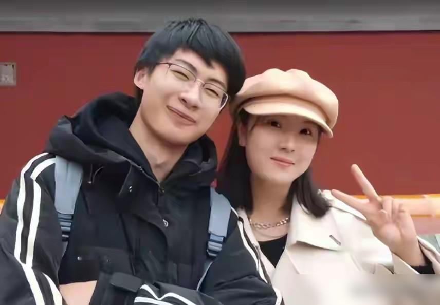 庞众望和女朋友小雨并没有分手，他们村的村干部说，俩人感情稳定，女方还是男方的精神