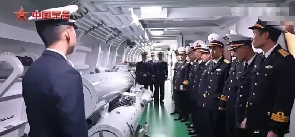 自卑的让人弯腰，越南海军参观054A今天中国军号发布了越南海军参观054A，全