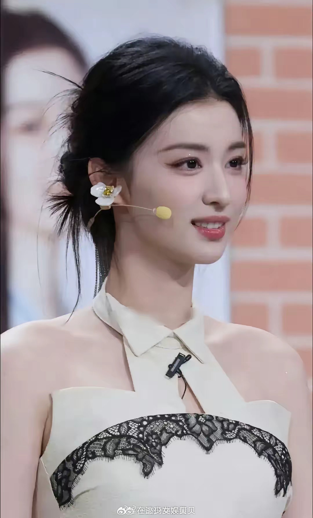 你看她台上光鲜亮丽，台下也和我等相差无几，所以不用太焦虑