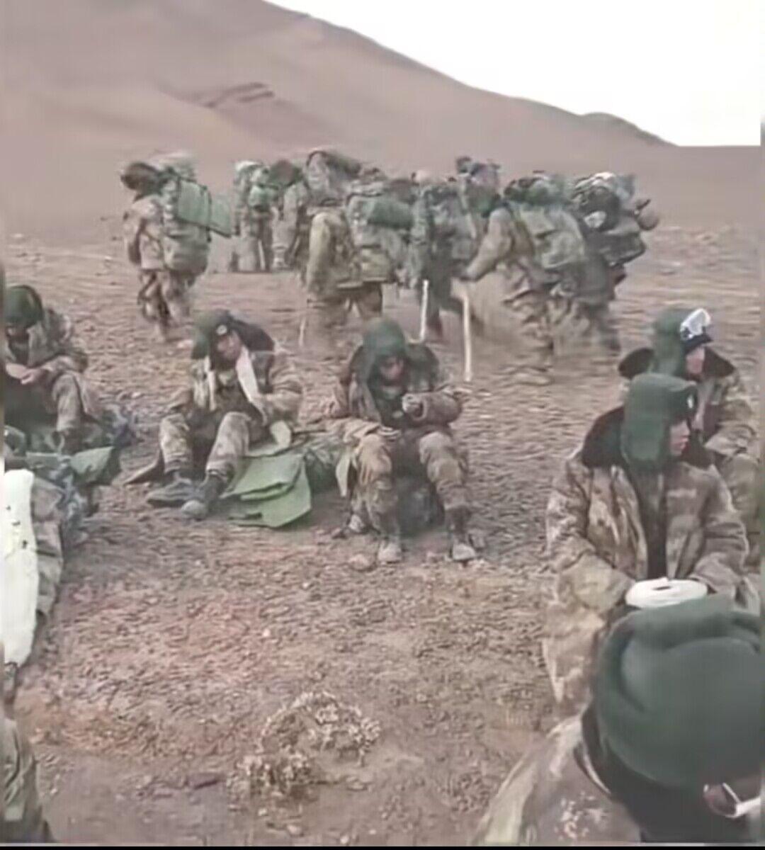 楼上隔壁邻居家的儿子，在戈壁那边当边境兵，有时候一整年都回不来一次。邻居想孩子想