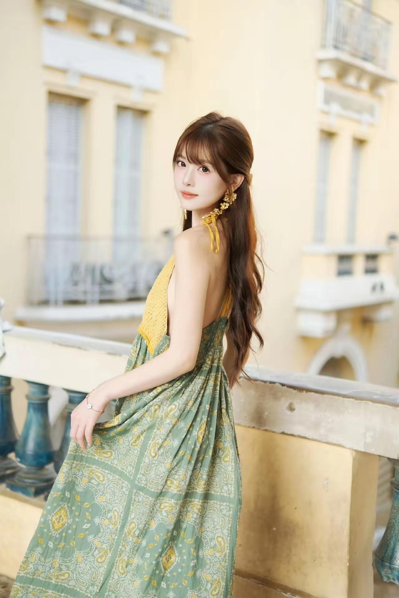 复古风情，绿意盎然，优雅长裙，浪漫阳台随手拍的花分享大学女生该如何穿搭