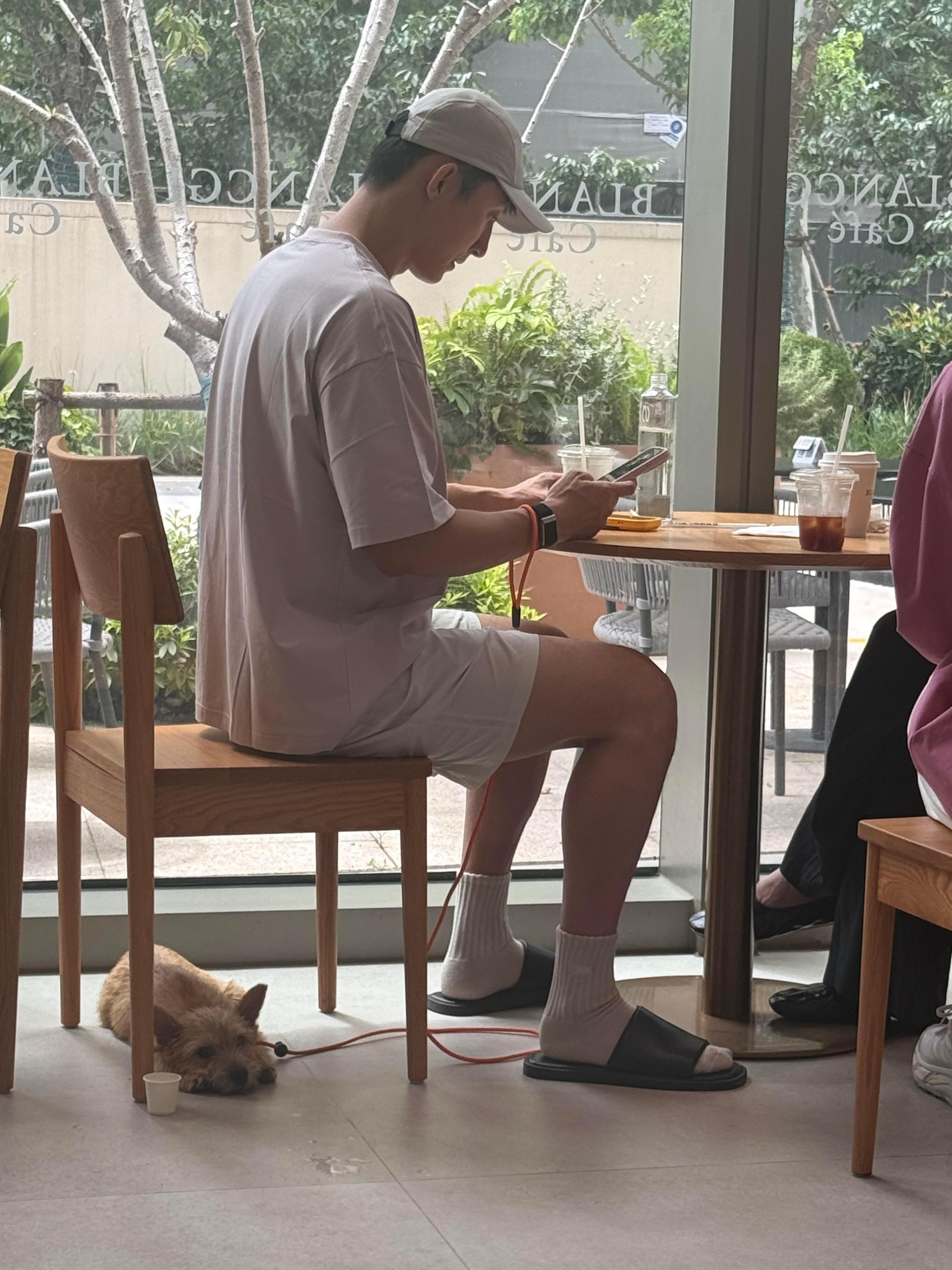 几张图反反复复欣赏，黄景瑜天天猛猛健身，又是推胸又是举铁，又是引体向上，全身练得
