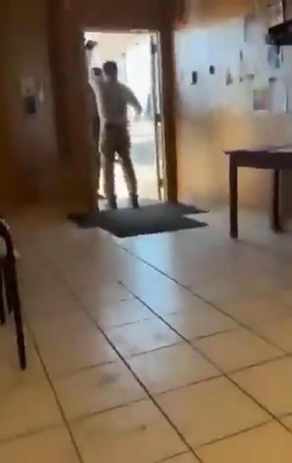 美国ICE彻底放飞自我，当地时间1月27日，美国ICE人员试图闯入明尼阿波利斯的