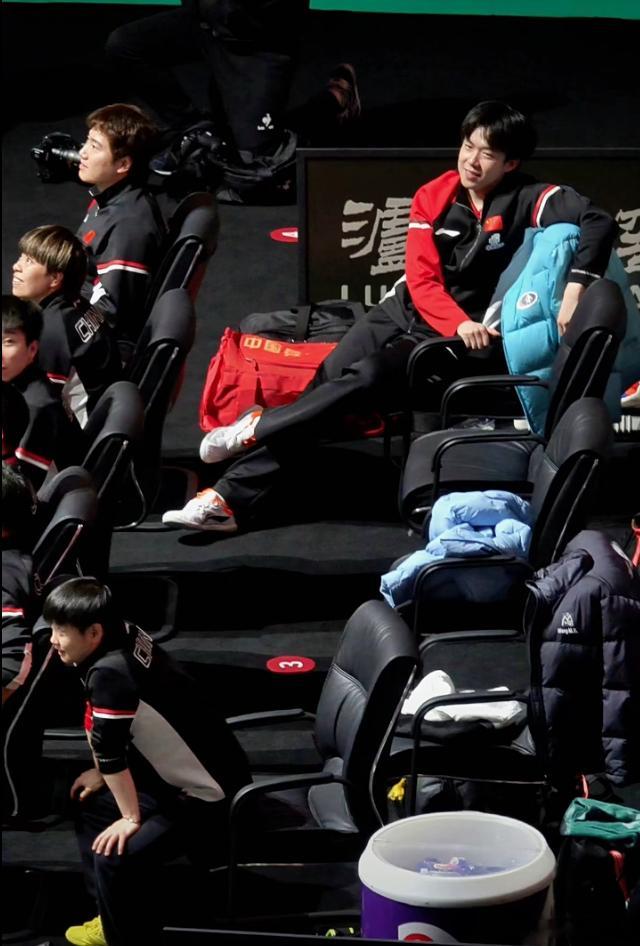 大家看比赛，某人看lp