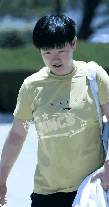 抽签风波闹得沸沸扬扬，她一个字都没回。因为训练馆里，还有一堂全天两练的课等着她。