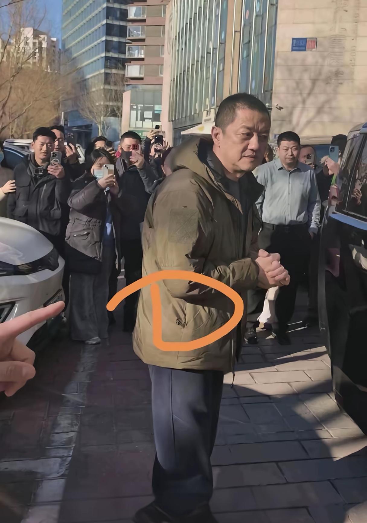 我闺蜜在线下见过李亚鹏我闺蜜说，李亚鹏本人简直跟网友们说的一模一样，有些人表面