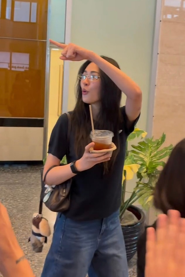 有时候也真的很想替狗帝报警😭孩子外套都快掉了