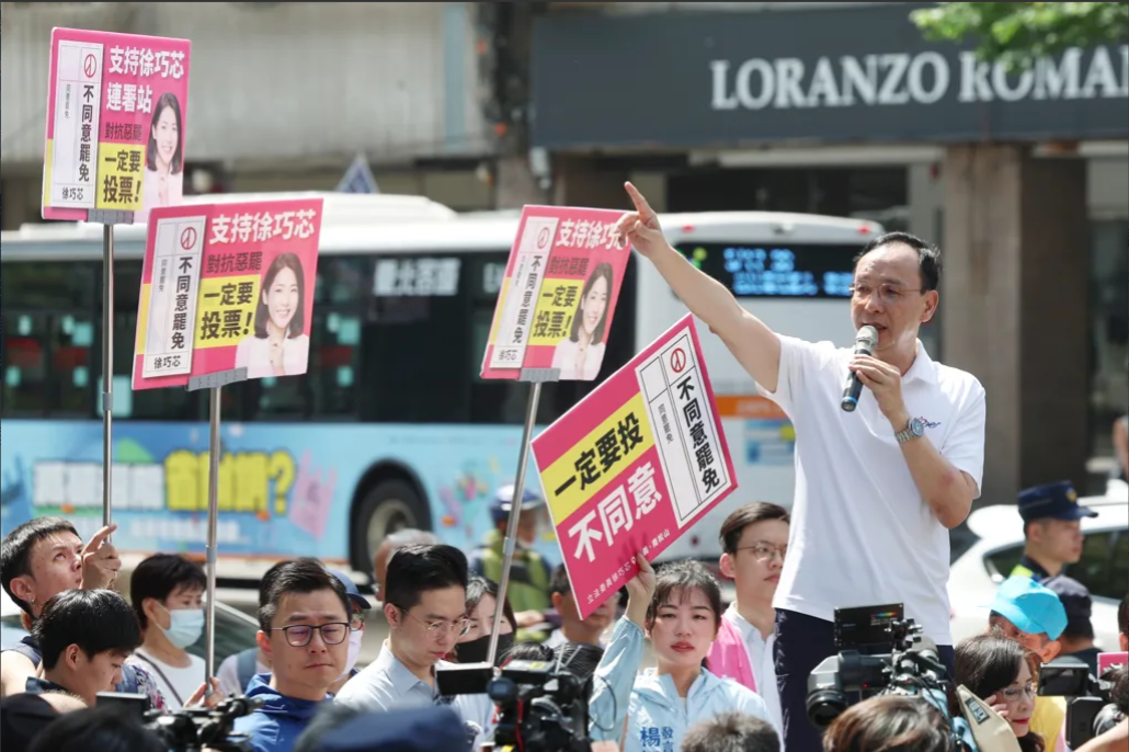 【遭控“组织性犯罪”国民党恐被解散？】5月9日，民进党由发言人吴峥、律师黄