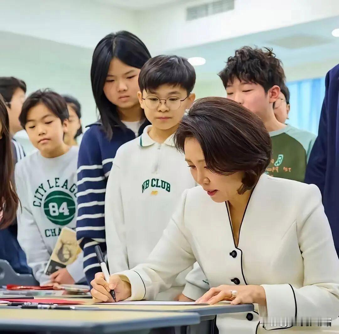 身边有位贤内助，真的是夫复何求！李在明和夫人的访华互动以及在国内都是很暖意绵绵，