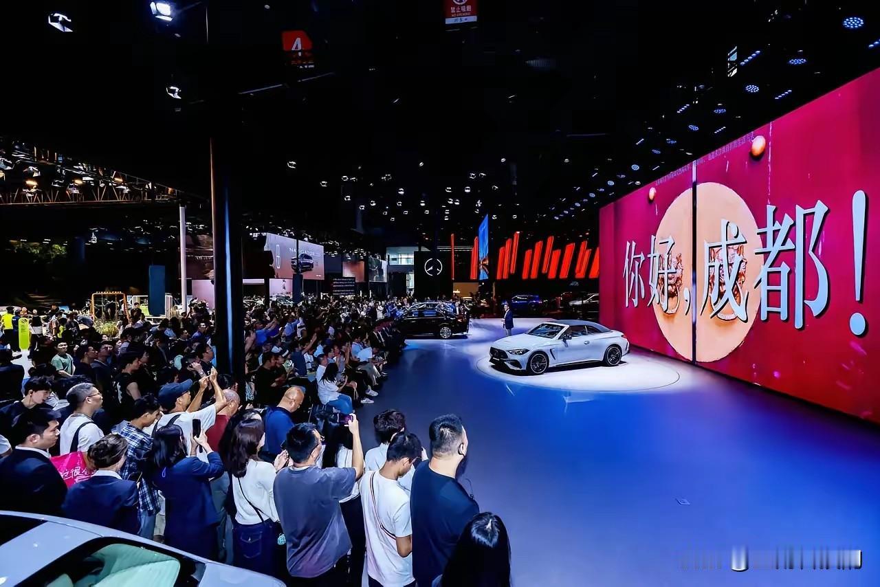 2026成都国际车展来了！小米展台吸引了大批观众驻足围观。原来，这次小米最新