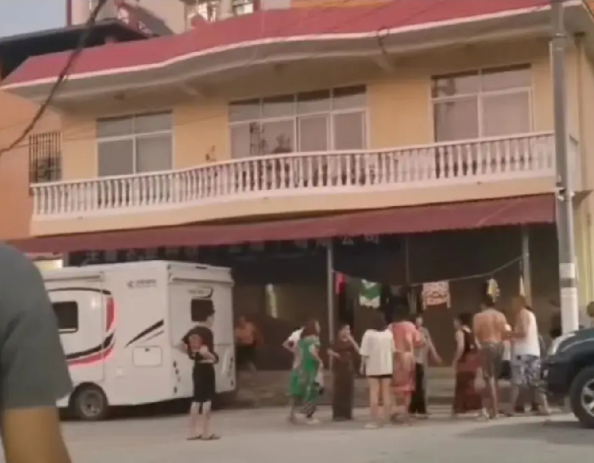西双版纳房车事件，太气人了。太欺负人了，房车停人家店门口（一楼是店，二楼住人