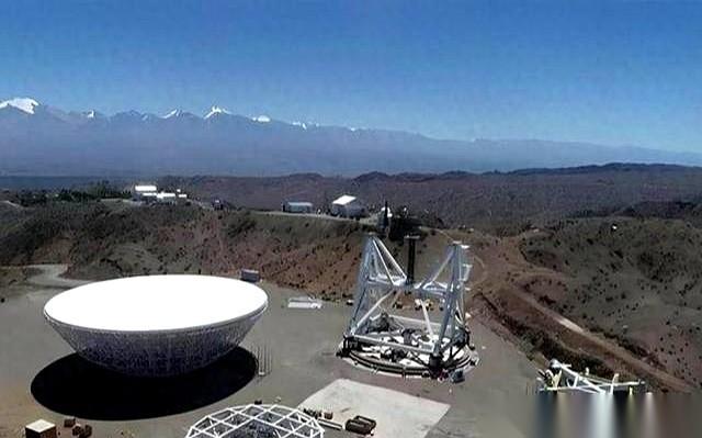 阿根廷圣胡安的干旱沙漠里，一座造了快10年、足有40米高的巨型射电望远镜，在完工