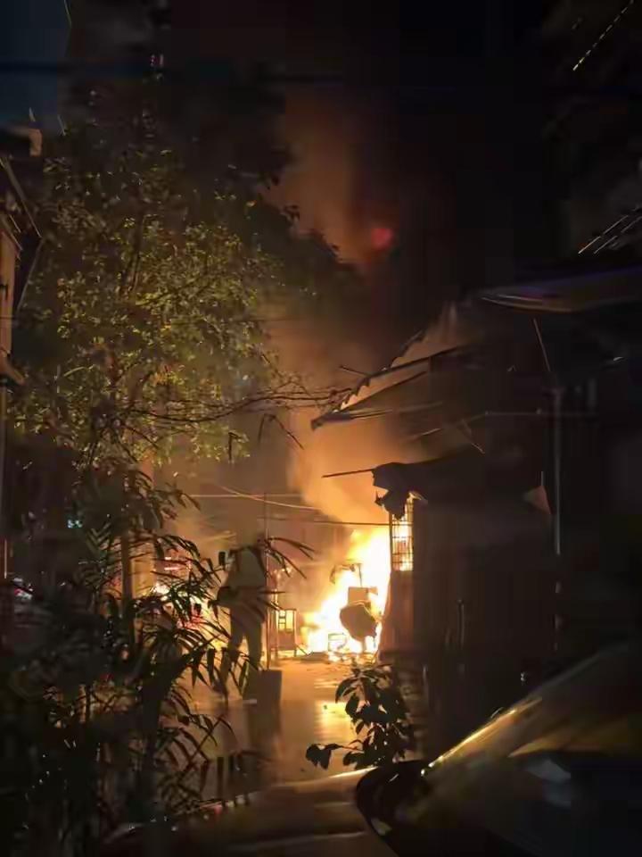 痛惜！本已脱离火海，却又折返回到火场，最终不幸遇难。事发湖南长沙。3月16日凌晨