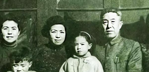 1977年高考前夕，北京发生了一起令社会震动的命案，死者是起义将领郑洞国的女儿郑