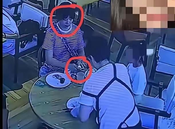 捏蛋姐这下彻底慌了!当天吃自助餐想带十几个鸡回去遭拒绝后，一气之下当着自己5岁