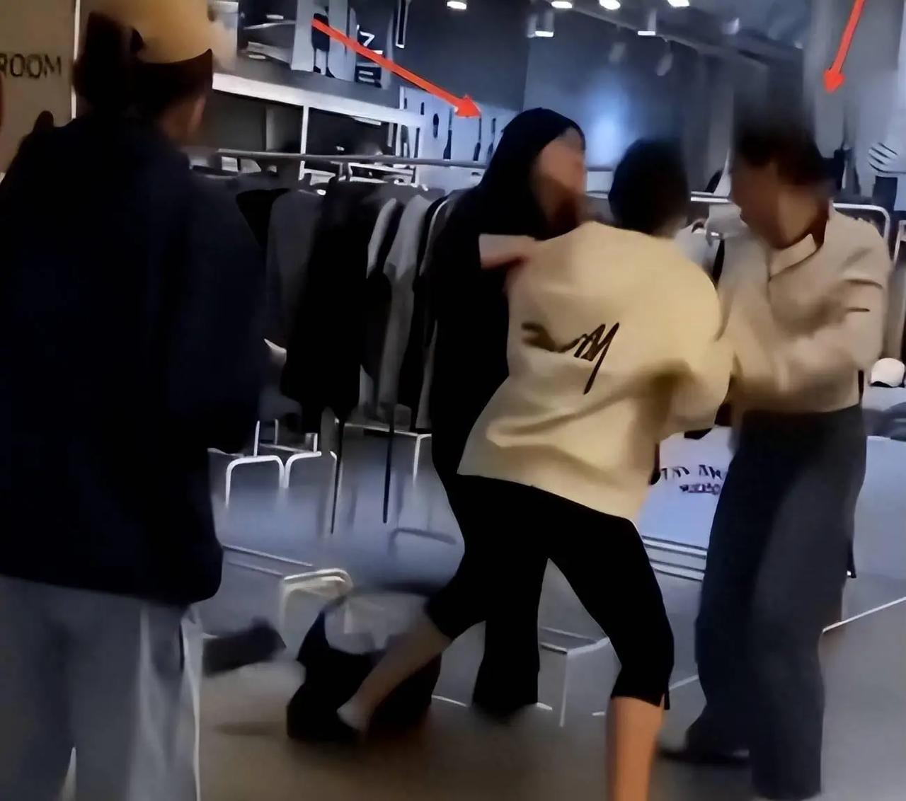 韩国首尔突发激烈冲突！一名法国女子当众放话：“全世界都讨厌中国人。”旁边一名中国