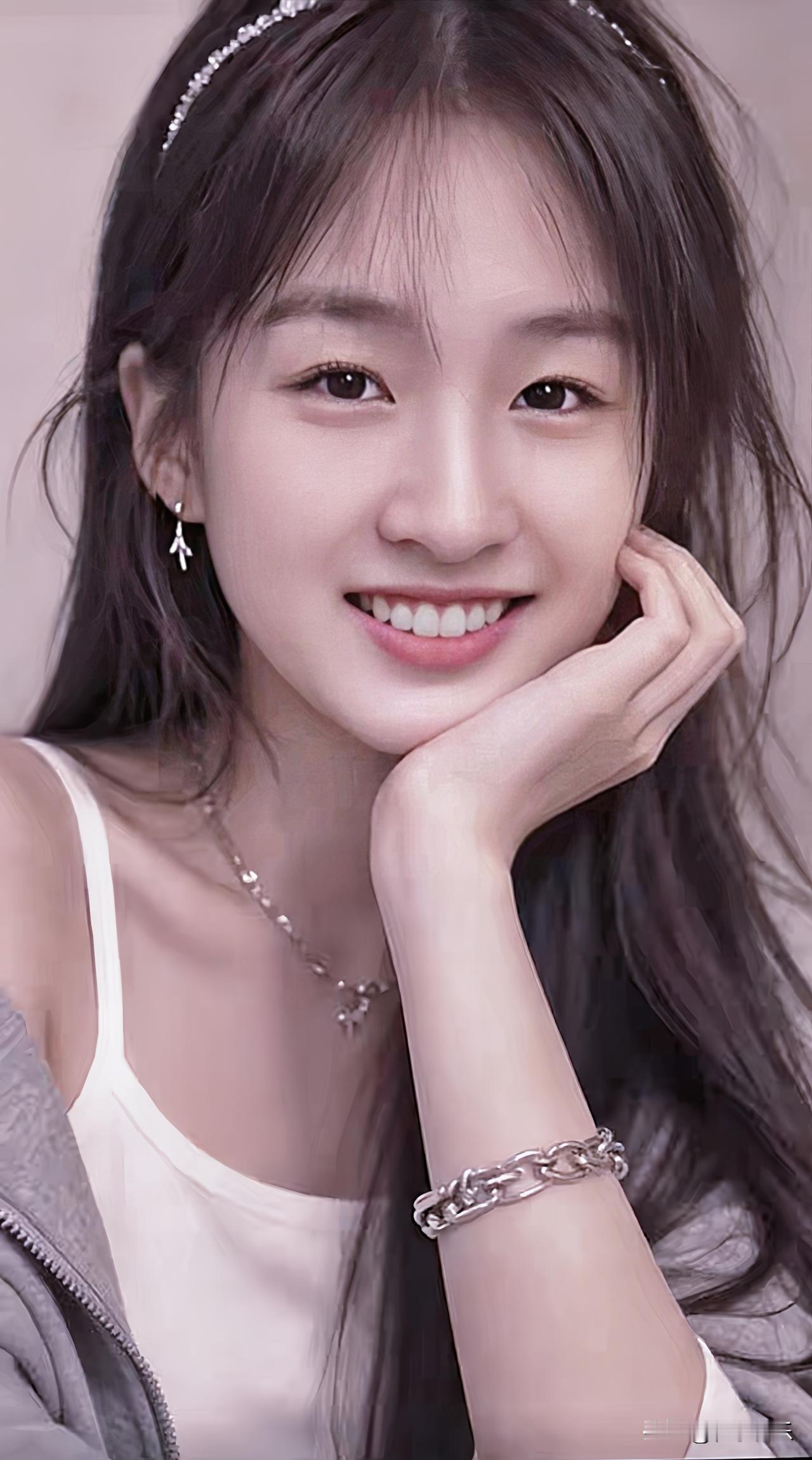 浅衫藏雅韵，一笑暖人心。分享你的随手拍分享甜美小姐姐随手拍