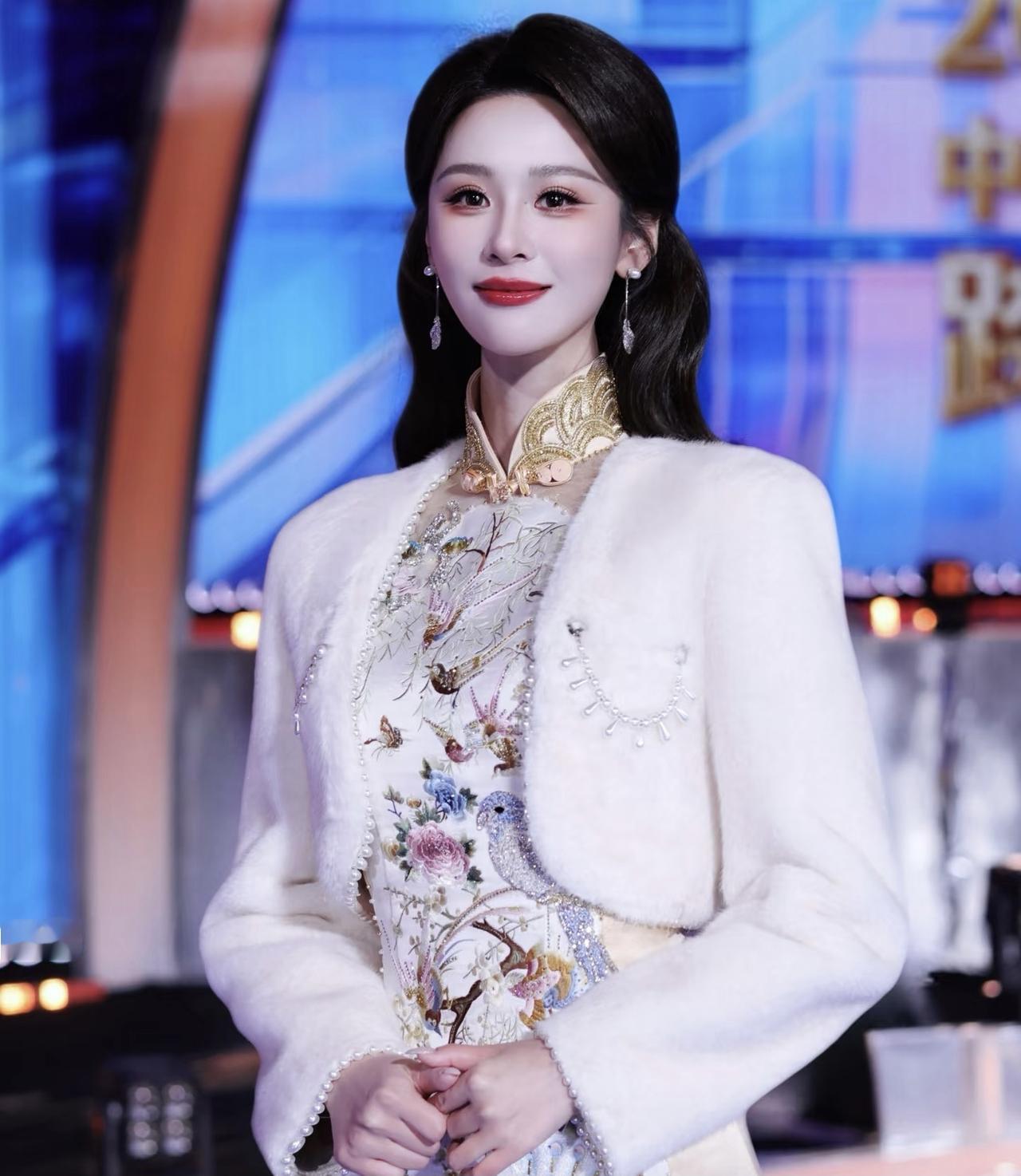 一开始我怀疑是灯光的问题，接着怀疑是服装造型的问题，最后仔细一看，发现几