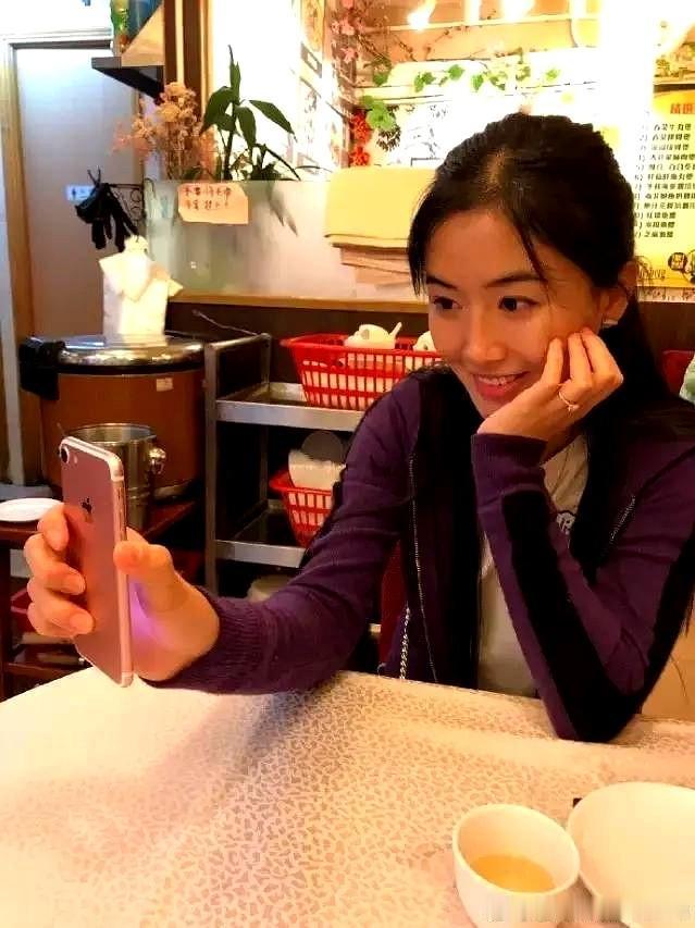 翟欣欣父母养了一棵摇钱树。2011年时，翟欣欣还在读研二，到2013年，她闪结