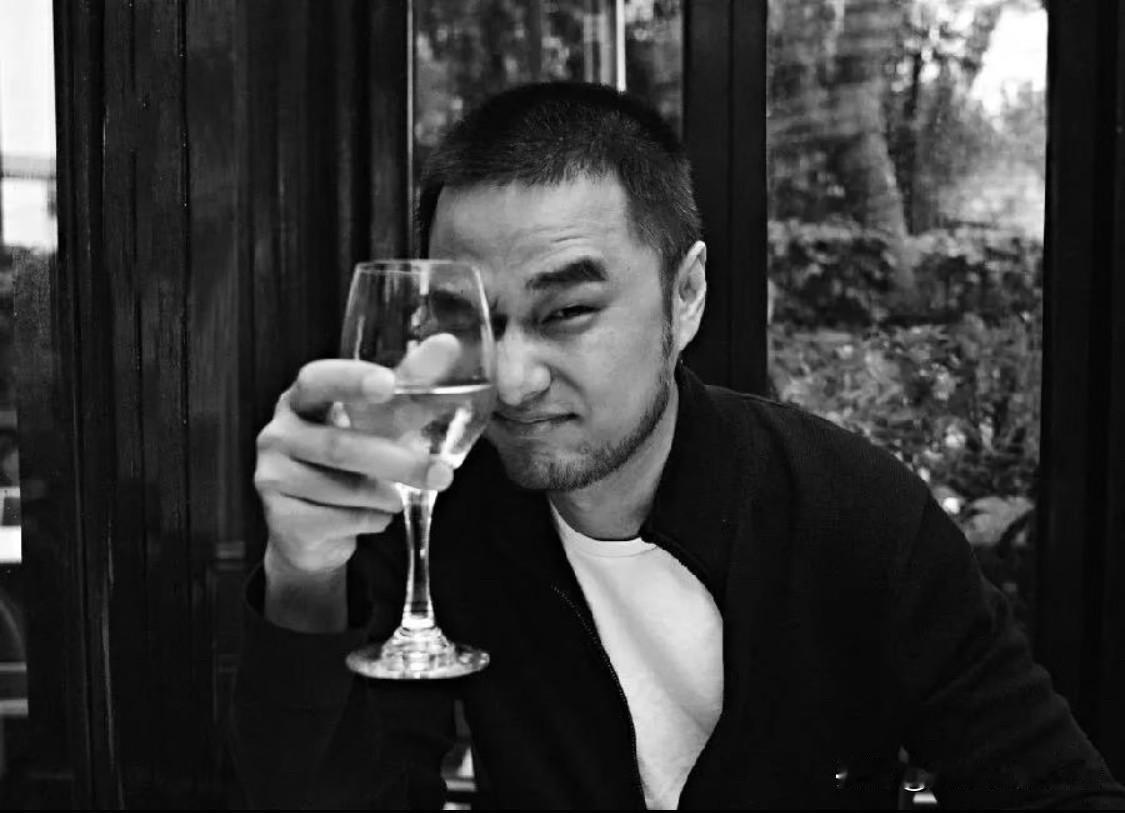 冯唐有一段戳中无数成年人的心声：“我这辈子，就碰过老婆一个女人。偶尔夜里睡不着