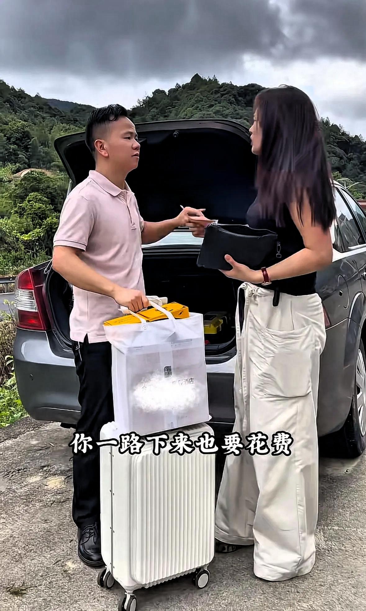 这才是邻里邻居的模样。男子开车数百公里搭邻居女子回家，到家后，女邻居十分懂事，清