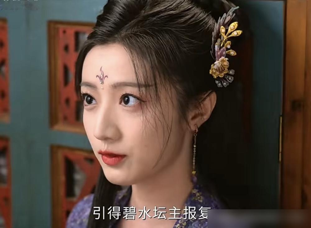 都以为左盈盈是勾引男主的妖女。错了。她只是把男人当成一把刀，用完就扔。你看她撒娇