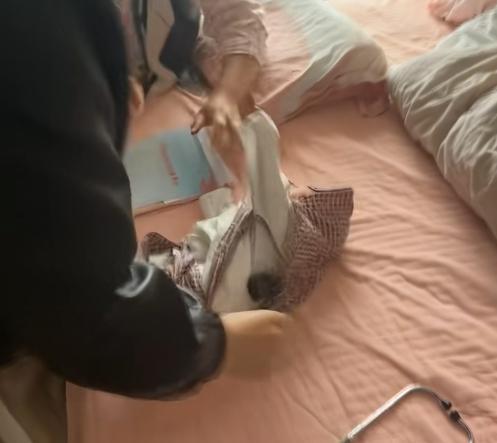 【南京江北新区#卫健局回应女婴被秤砣砸中#：检查暂未见明显异常】近日，南京市江浦