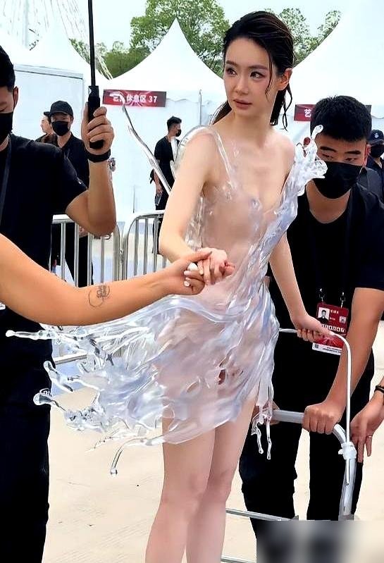 41岁，32斤，裙子重到要人用板车推上红毯。戚薇这身3D打印“水花裙”，硬得弯不了，坐不下，走不动。