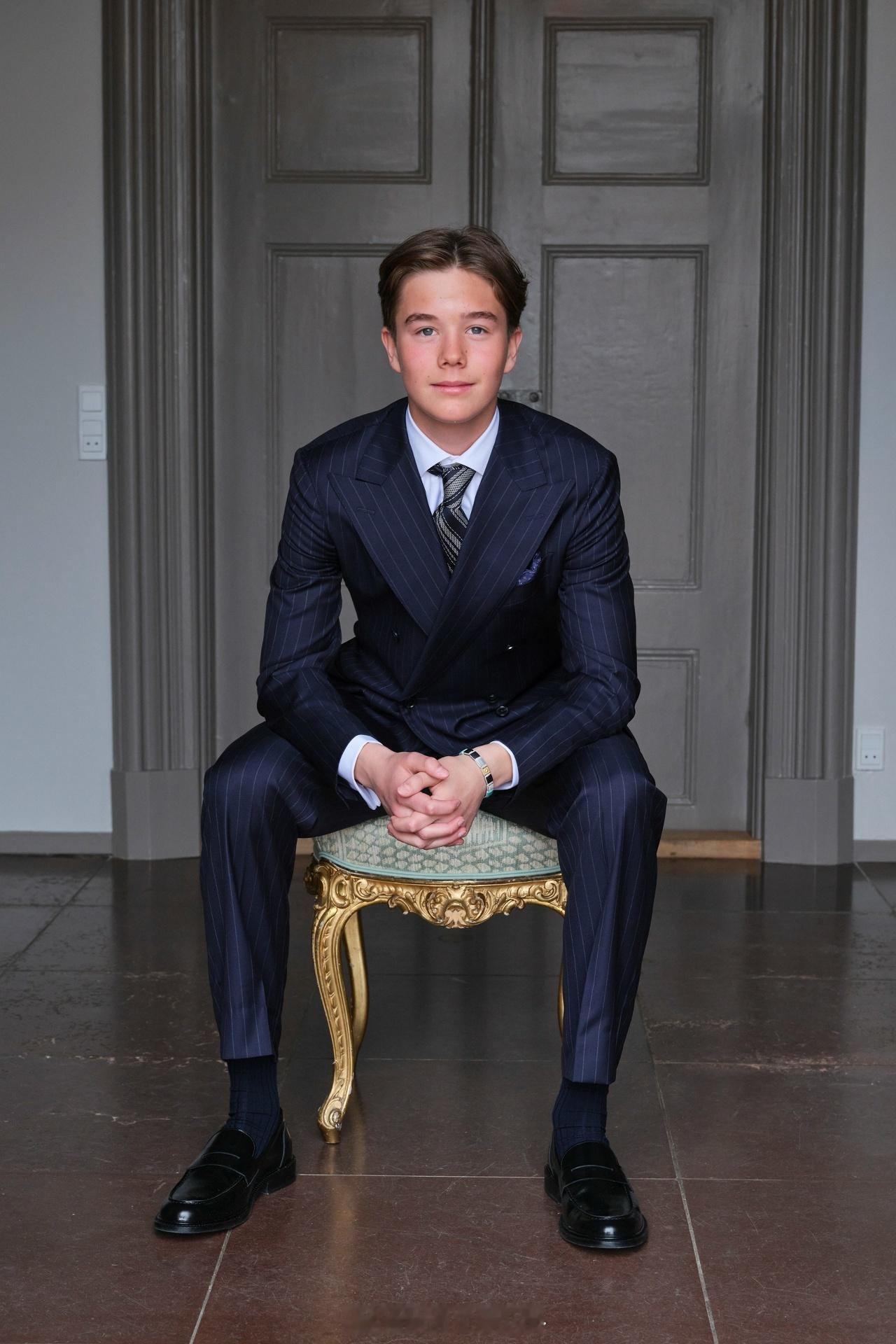 丹麦王室龙凤胎坚信礼官方已经火速修出内部摆拍n张，随手选了个九宫格同一把椅子兄妹