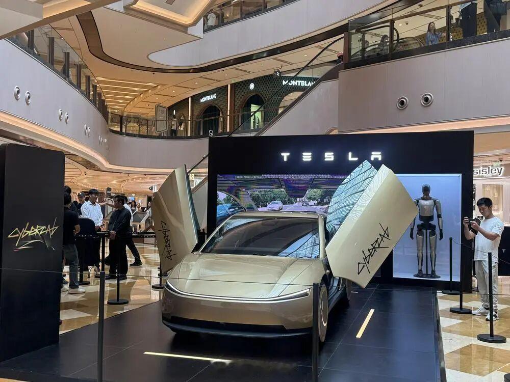 特斯拉Cybercab国内首次公开展出特斯拉Cybercab（赛博无人驾驶电动车