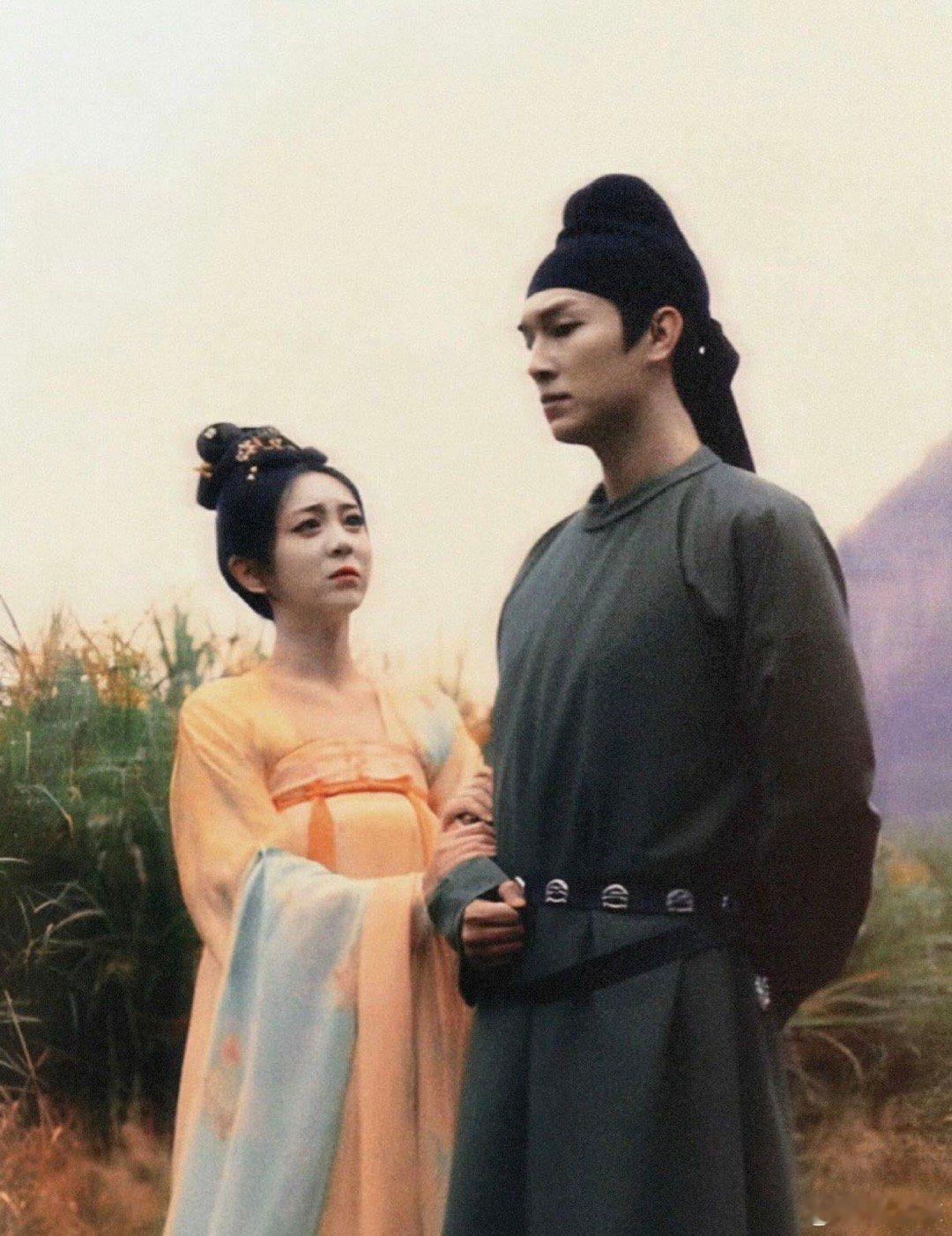 卢凌风对妻子的守护，是深情与勇气的交织。每一次危机，他都毫不犹豫地挺身而出，以无