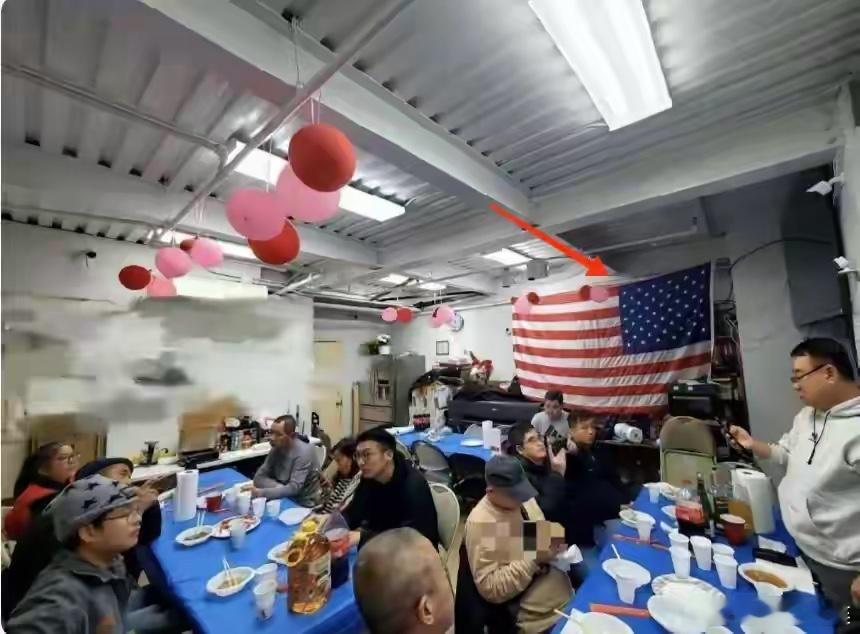 这就是美国润人年度团聚现场：地点是地下室，标配是丰盛的盒饭，主打一个光盘行动。大