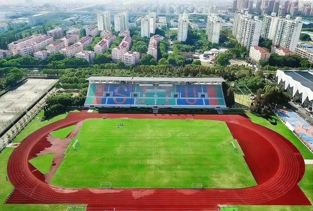 大学校园应该对社会开放吗？6月30日上海交大南区体育场校内大学生与两名校外男孩