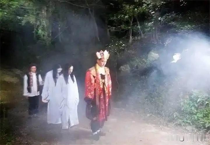 湘西赶尸并非民间传说里的法术，本质是旧时特殊的殡葬运输手段，核心靠人力、地形与习