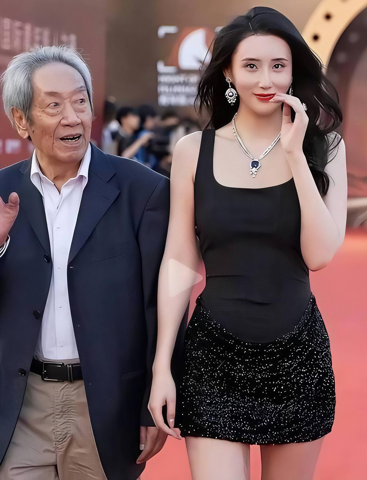 她21岁考进北京电影学院，31岁嫁给了大她37岁的王奎荣，婚礼那天娘家的主桌一直