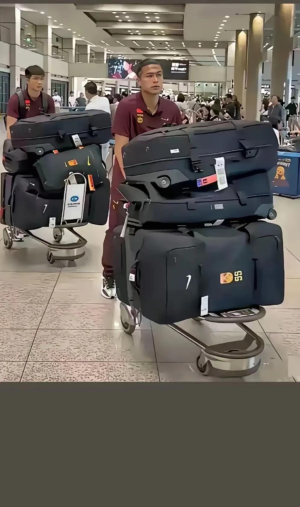 警告中国男篮不要学中国男足，把行李箱整得像山一样。与中国女篮相比，中国男篮就是各