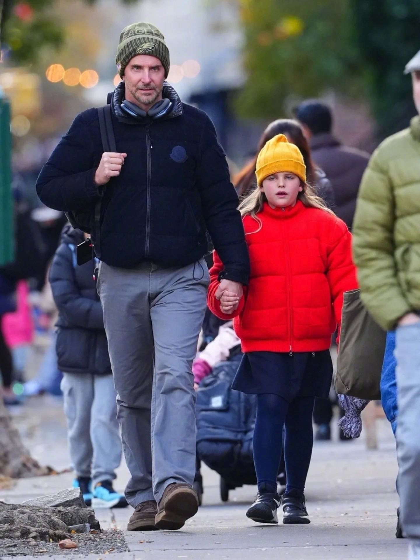 布莱德利·库珀和女儿Lea，女儿身穿的这件红色羽绒服是女友Gigi的品牌Gues