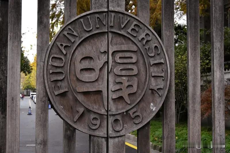 前段时间复旦大学经济学院院长张军，在毕业典礼上一番发言冲上热搜，直白劝诫学生：别