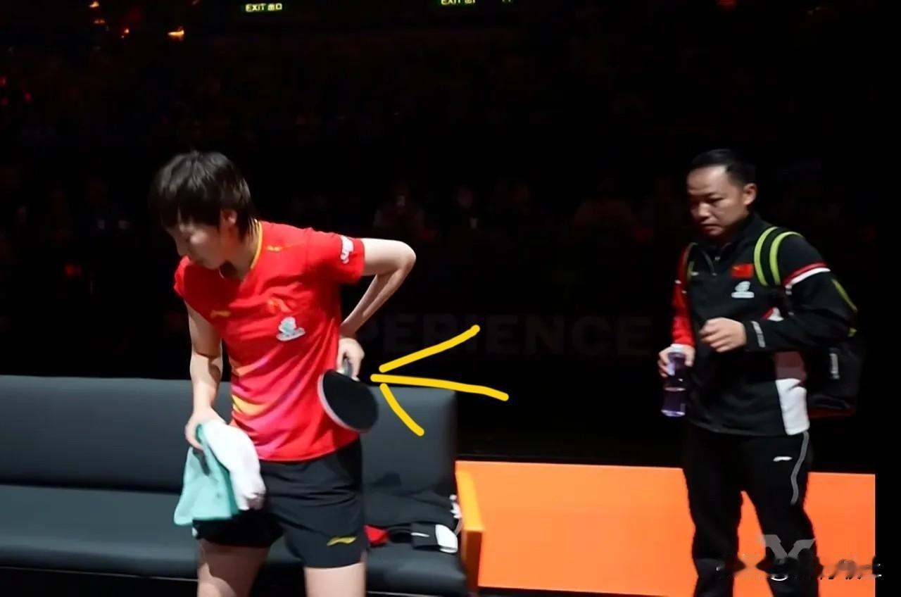 破案了，王曼昱取胜后捂腰。不是因为状态下滑打不动，也不是因为比赛太顺没在意，