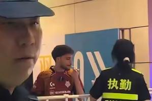 最近，一段视频在网上疯狂传开，看得无数网友愤懑不已！地点在上海梅赛德斯奔驰文化中