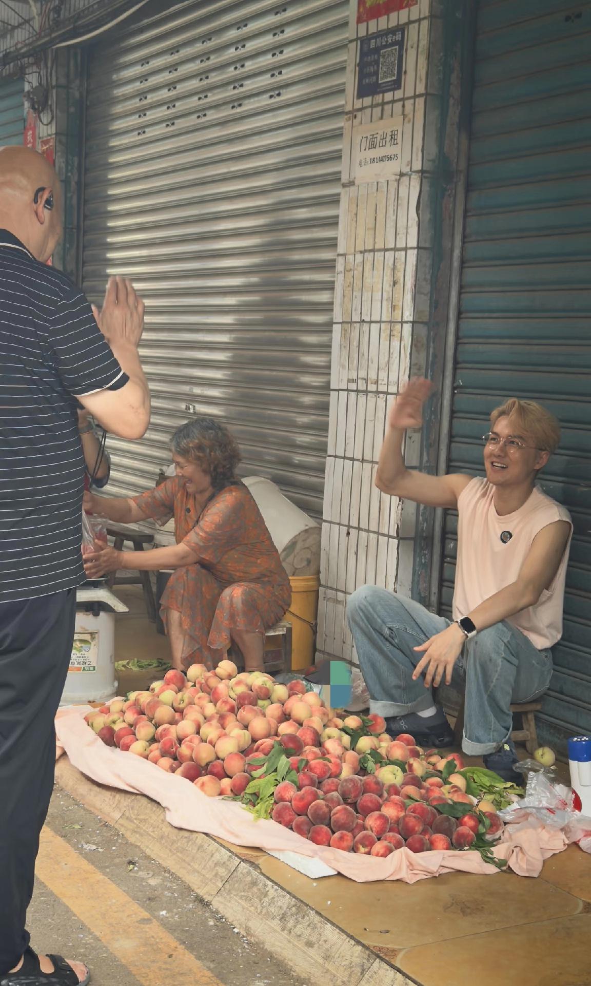 谁曾想，这个卖桃子的人居然是连何超莲都“得不到的男人”。拿着喇叭穿着背心坐在门