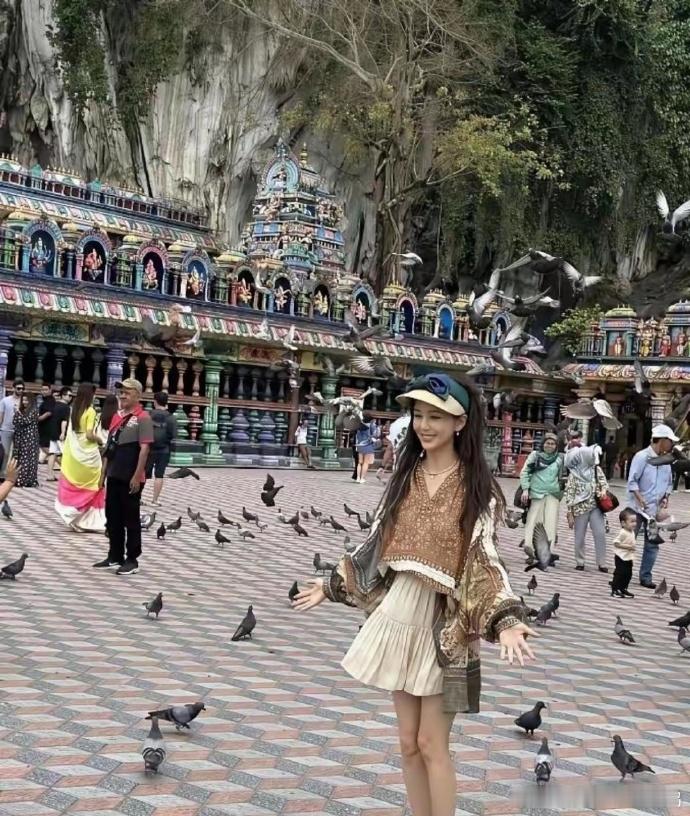 佟丽娅本人其实挺瘦的，看起来有点干巴巴的……但一上镜就完全不一样了，状态特别绝，