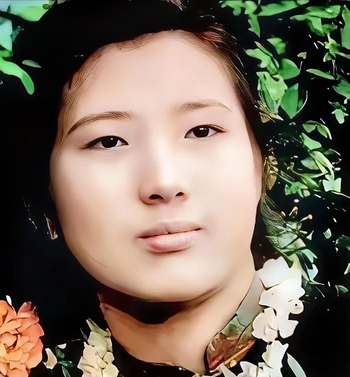 1955年，武汉女大学生吴明珠，放弃了城里的工作，趁父母不注意，连夜逃往新疆，父