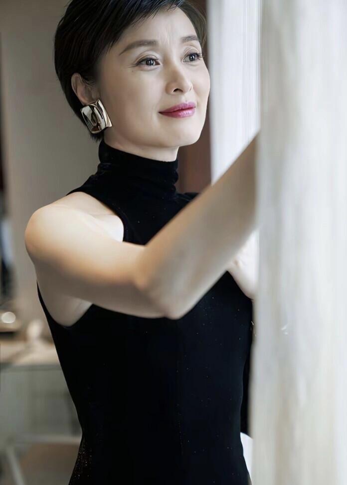 她演小三被骂到关评论，他老婆是公认的古装女神。但陈建斌手机里存的第一个名字，是