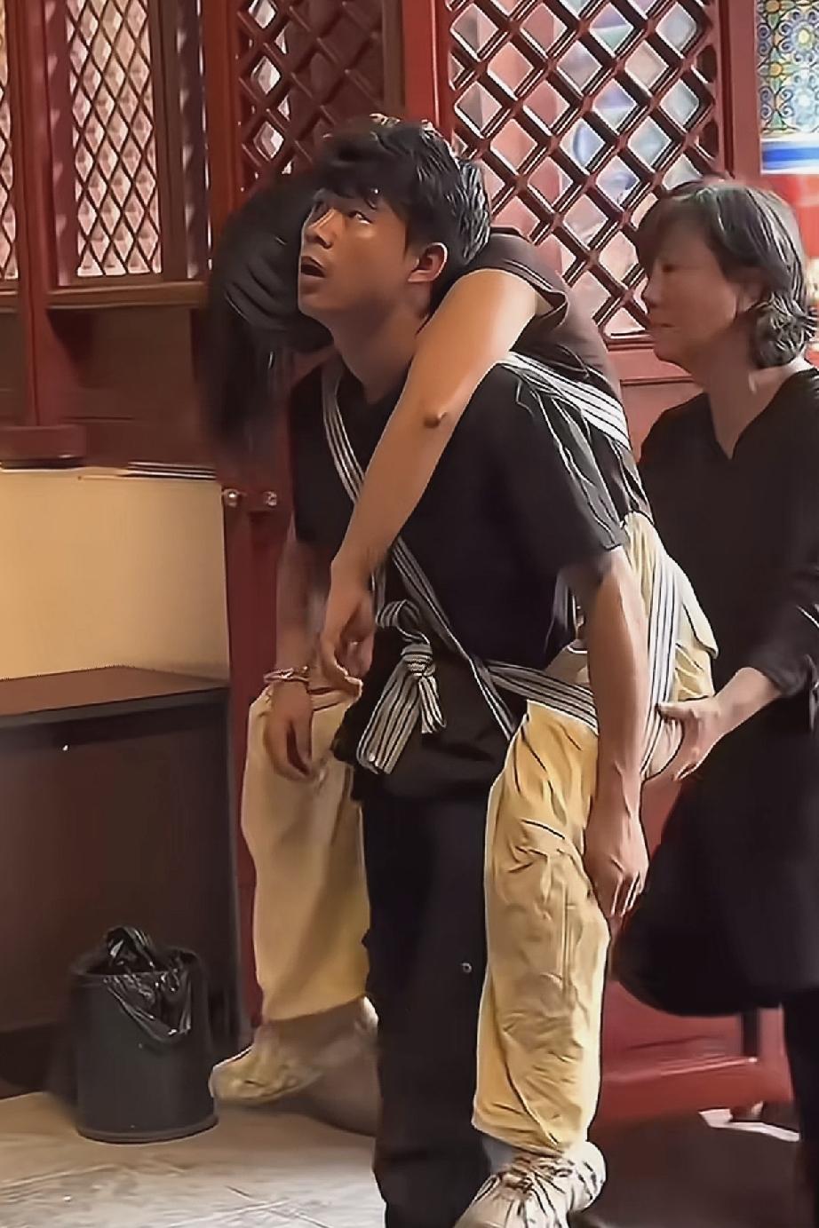 女友为爱摔成截瘫，男子坚守十几年，四次背她上山祈福十几年前，女友孔燕为了和他