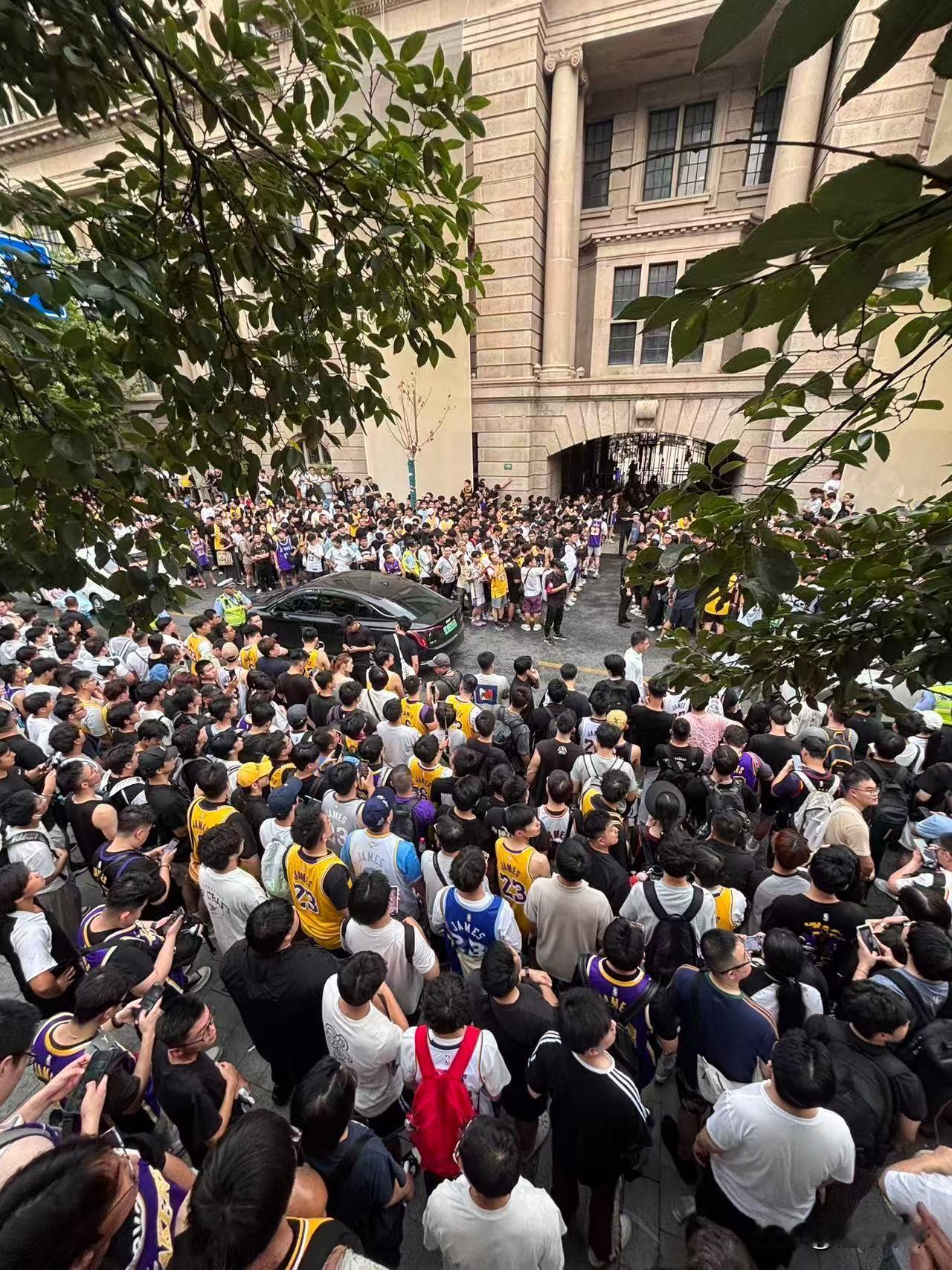 人山人海，詹姆斯复制了当年科比来华的盛况！今天NBA传奇巨星詹姆斯来到了中国