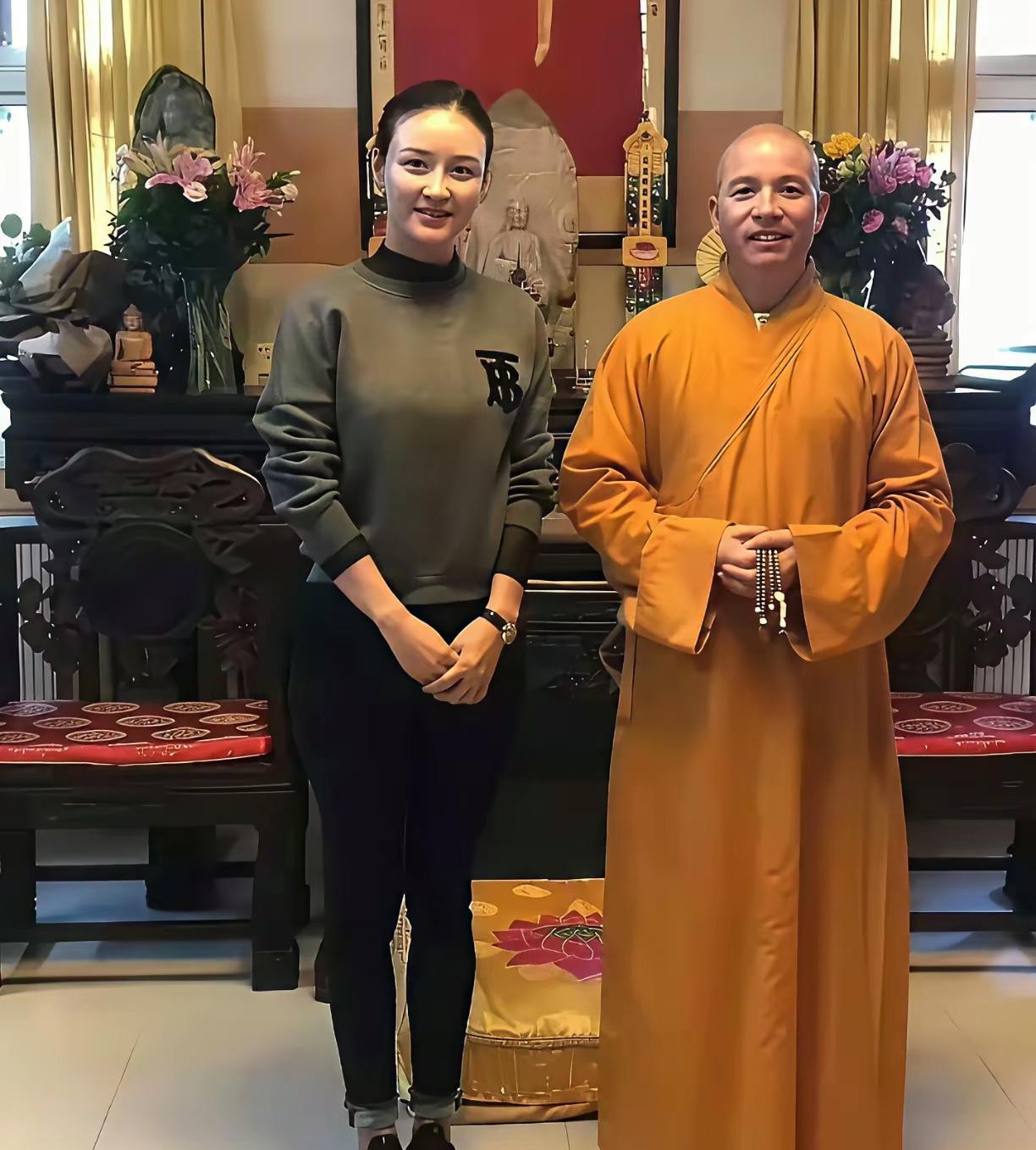 美女们都喜欢跟和尚方丈拍照合影，美女和方丈拍照气质非凡，或许是受了环境与气场的影