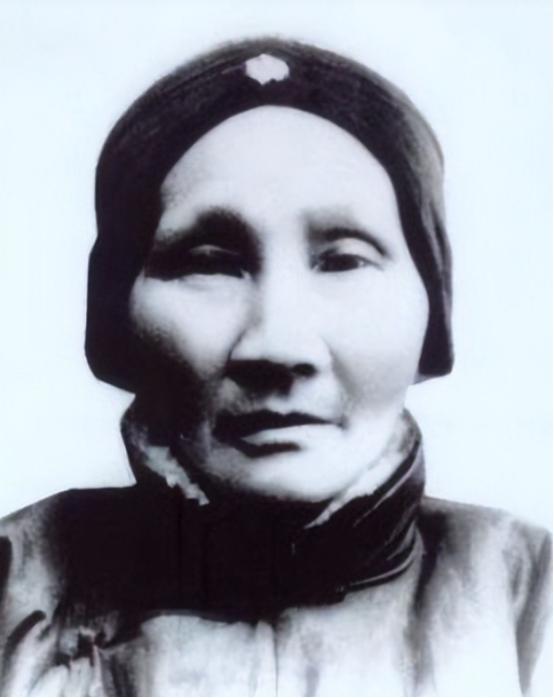 她是清末寡妇尼姑，难耐寂寞半路还俗嫁人，生下一子祸害中国至今。她就是王采玉。